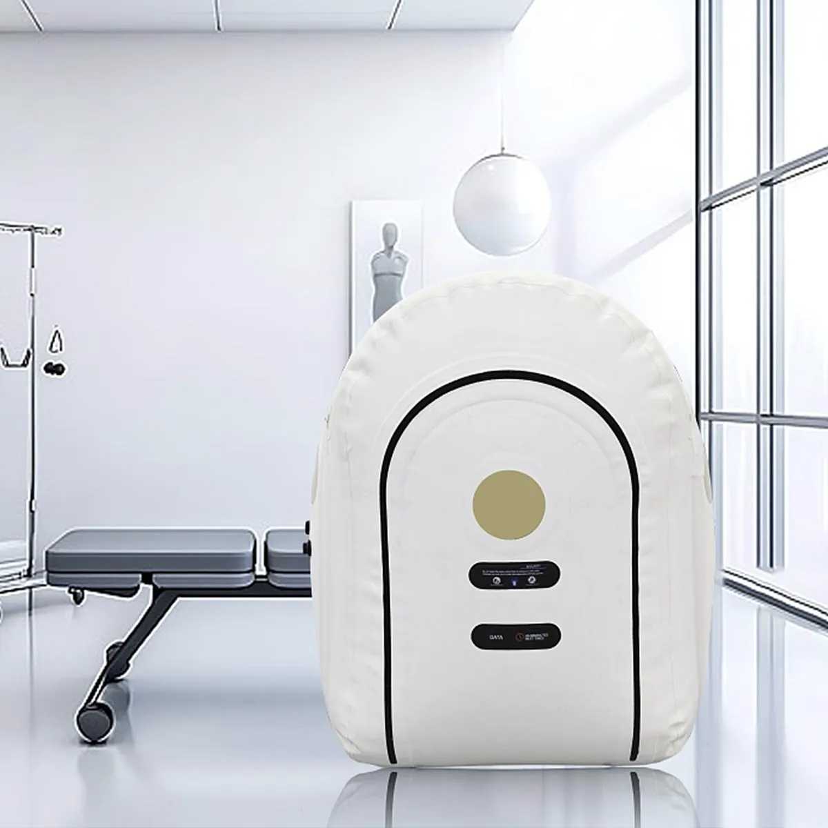Aydınlık, modern bir klinikte duran beyaz “Dominium Wellness” DW140MH model hiperbarik kabin. Ortam temiz ve minimalist.