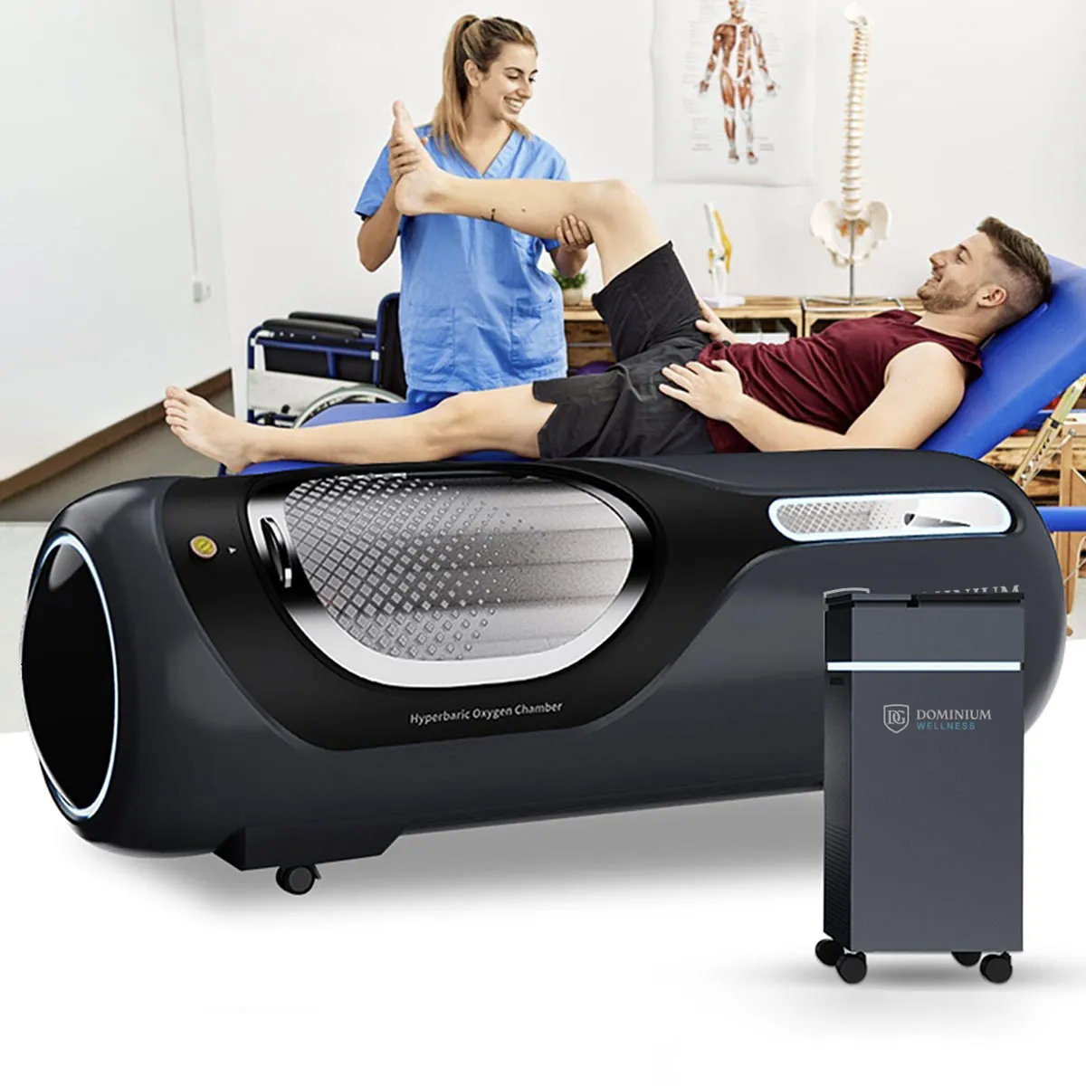 Bir sağlık uzmanı terapi masasındaki gülümseyen hastaya yardım ediyor; ön planda “Dominium Wellness” DW230TKLP model şık siyah hiperbarik oksijen kabini, modern ve iyileştirici bir ortam.