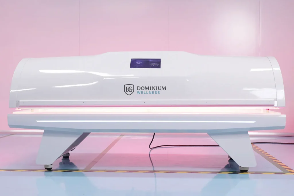 Dominium Wellness'ın DWRB Comfort model beyaz, şık, yüksek teknolojili kırmızı ışık yatağının kapalı haldeki önden görünümü; modern dış tasarımı.