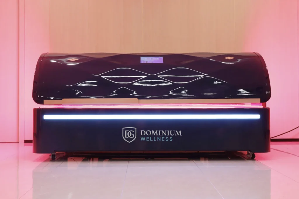 Dominium Wellness'ın DWRB Premium model şık, yüksek teknolojili kırmızı ışık yatağının önden görünümü; modern dış tasarımı ve sofistike görünümü.