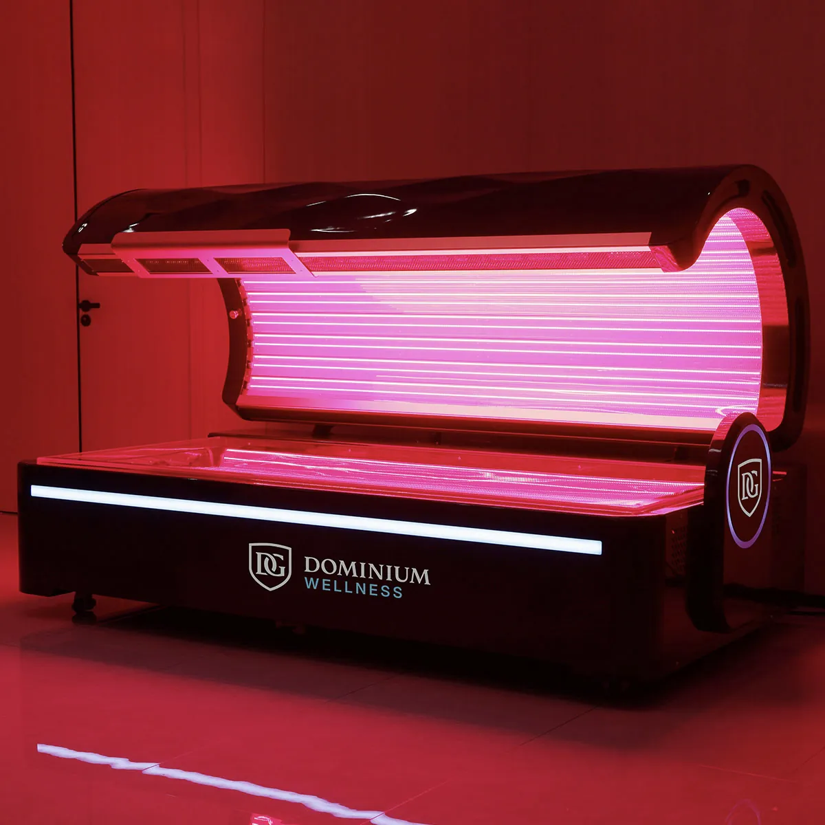 Dominium Wellness'ın DWRB Premium model şık, yüksek teknolojili kırmızı ışık yatağının açık ve çalışır durumdaki yandan görünümü; modern dış tasarımı ve sofistike görünümü.