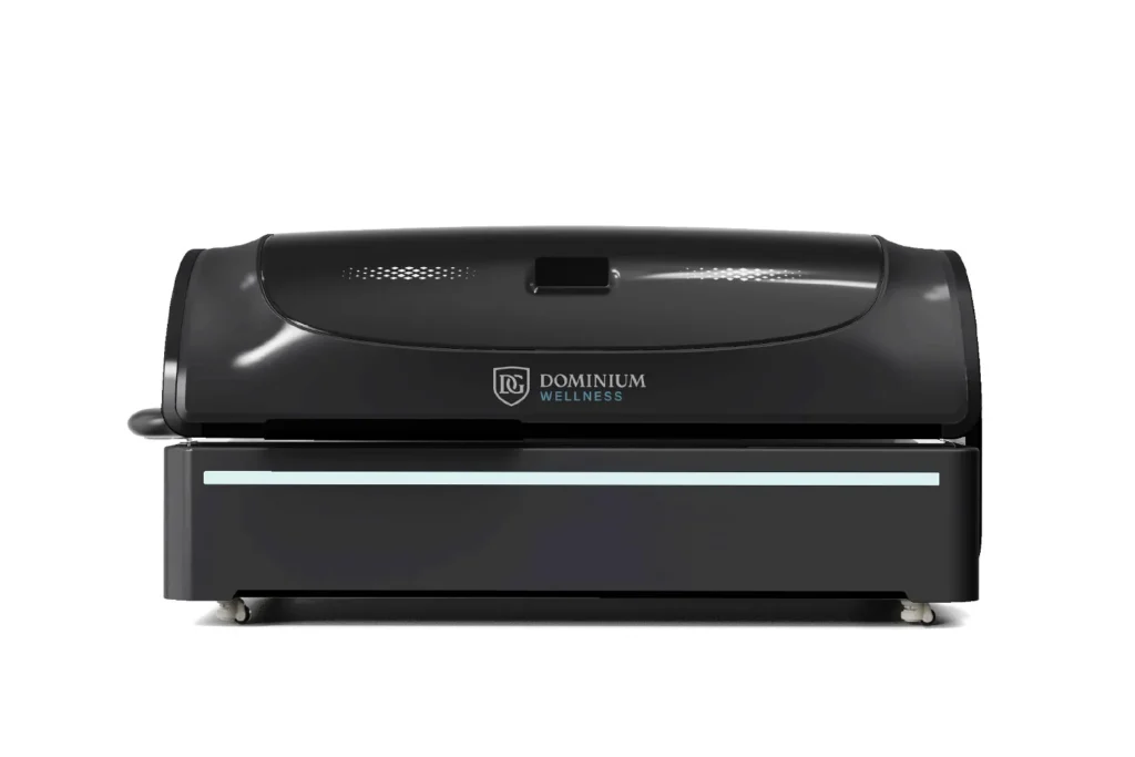 Dominium Wellness'ın DWRB Superior model siyah, şık, yüksek teknolojili kırmızı ışık yatağının kapalı haldeki önden görünümü; modern dış tasarımı ve sofistike görünümü.