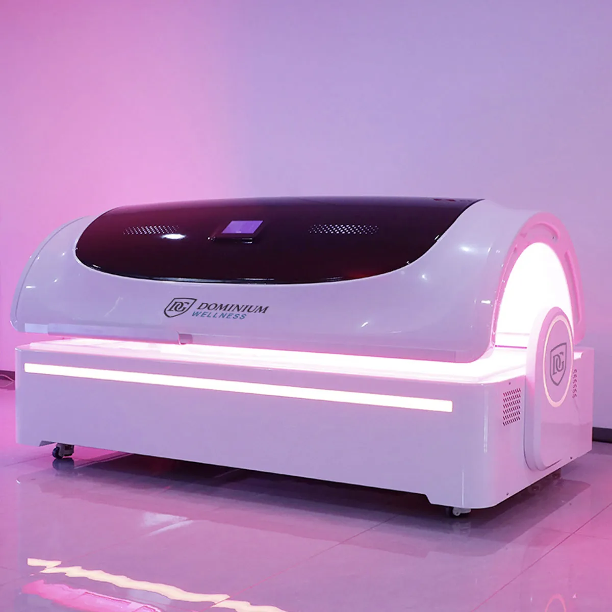 Dominium Wellness'ın DWRB Superior model beyaz, şık, yüksek teknolojili kırmızı ışık yatağının çalışır durumdaki yandan görünümü; modern dış tasarımı ve sofistike görünümü.