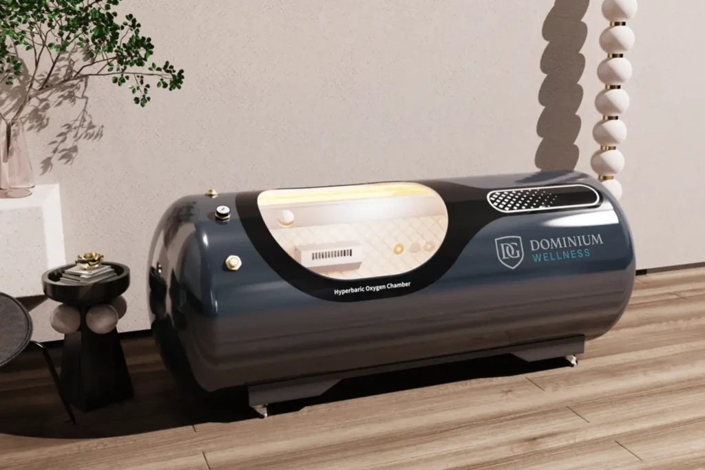 Kapitone iç kaplamalı, “Dominium Wellness” markalı şık hiperbarik oksijen kabini; bitkiler ve yumuşak aydınlatmanın bulunduğu modern bir odada.