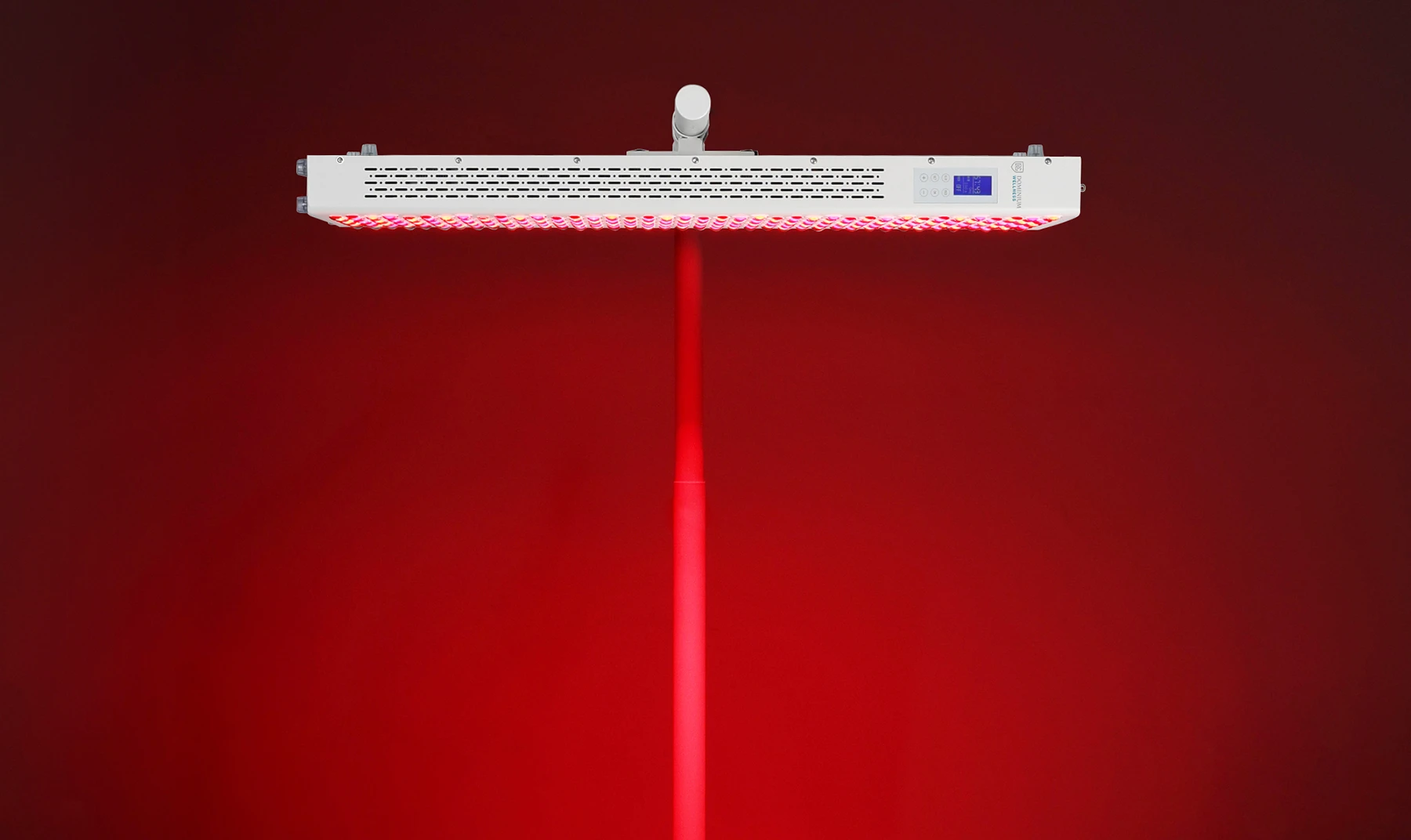 Dikdörtgen bir LED panel, koyu kırmızı bir arka plan önünde parlak kırmızı ışık yayarak yoğun bir atmosfer oluşturuyor. Panelde dijital bir ekran görülüyor.